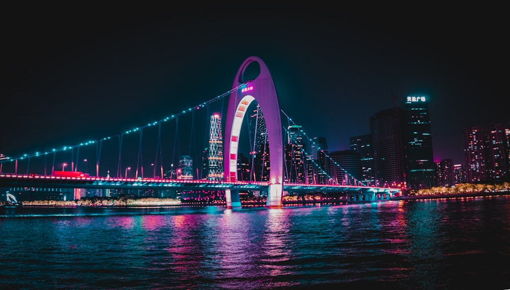 pont avec lumières LED pendant la nuit