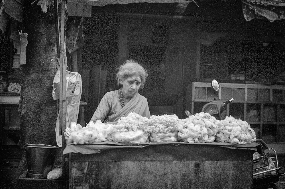 mulher olhando para os vegetais