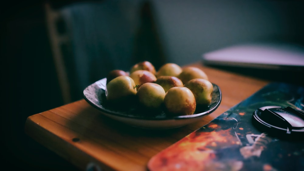 green-and-red apples on bowl