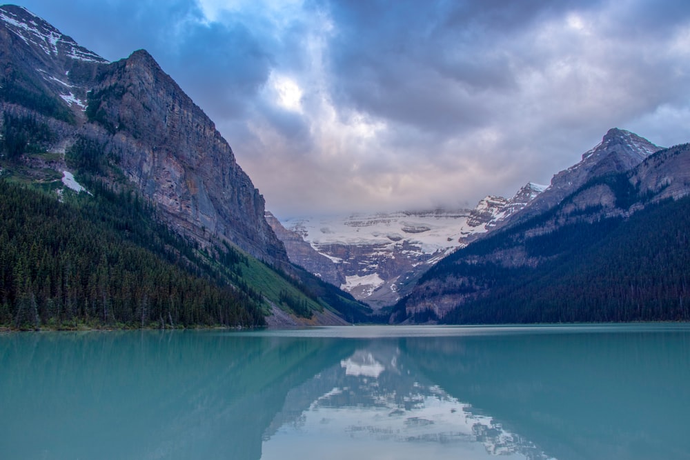 specchio d'acqua circondato da montagne