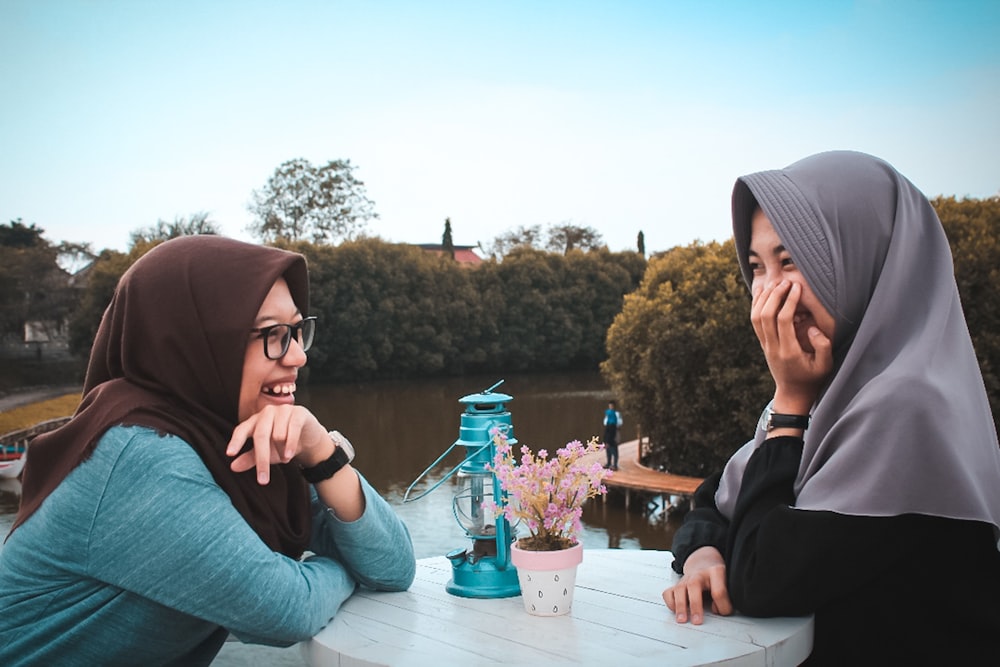 deux femmes assises devant la table