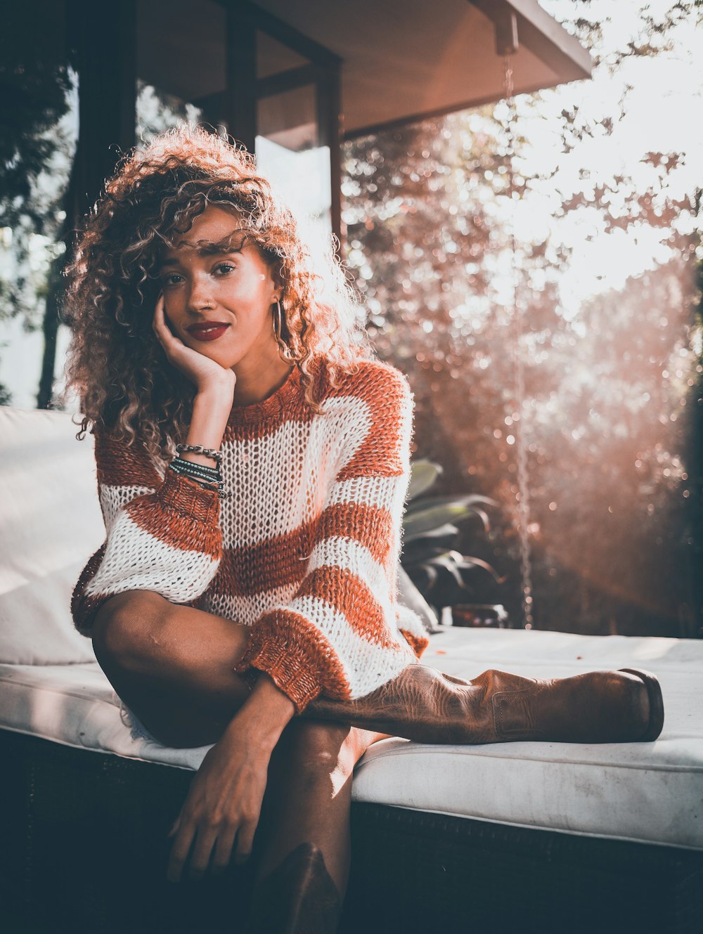 femme portant une chemise à manches longues marron et blanc