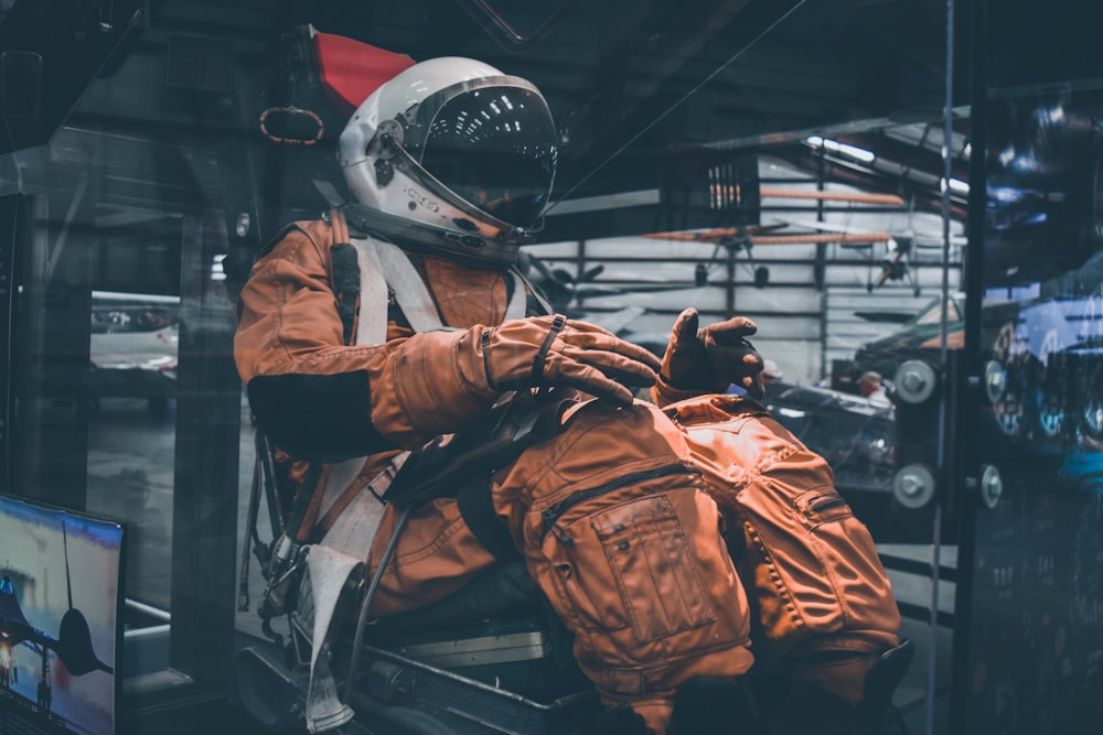 Hombre con traje de astronauta marrón