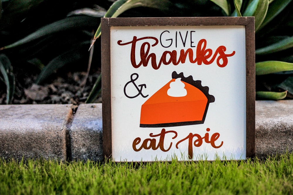 Give Thanks and Eat Pie Poster mit braunem Rahmen auf grüner Wiese