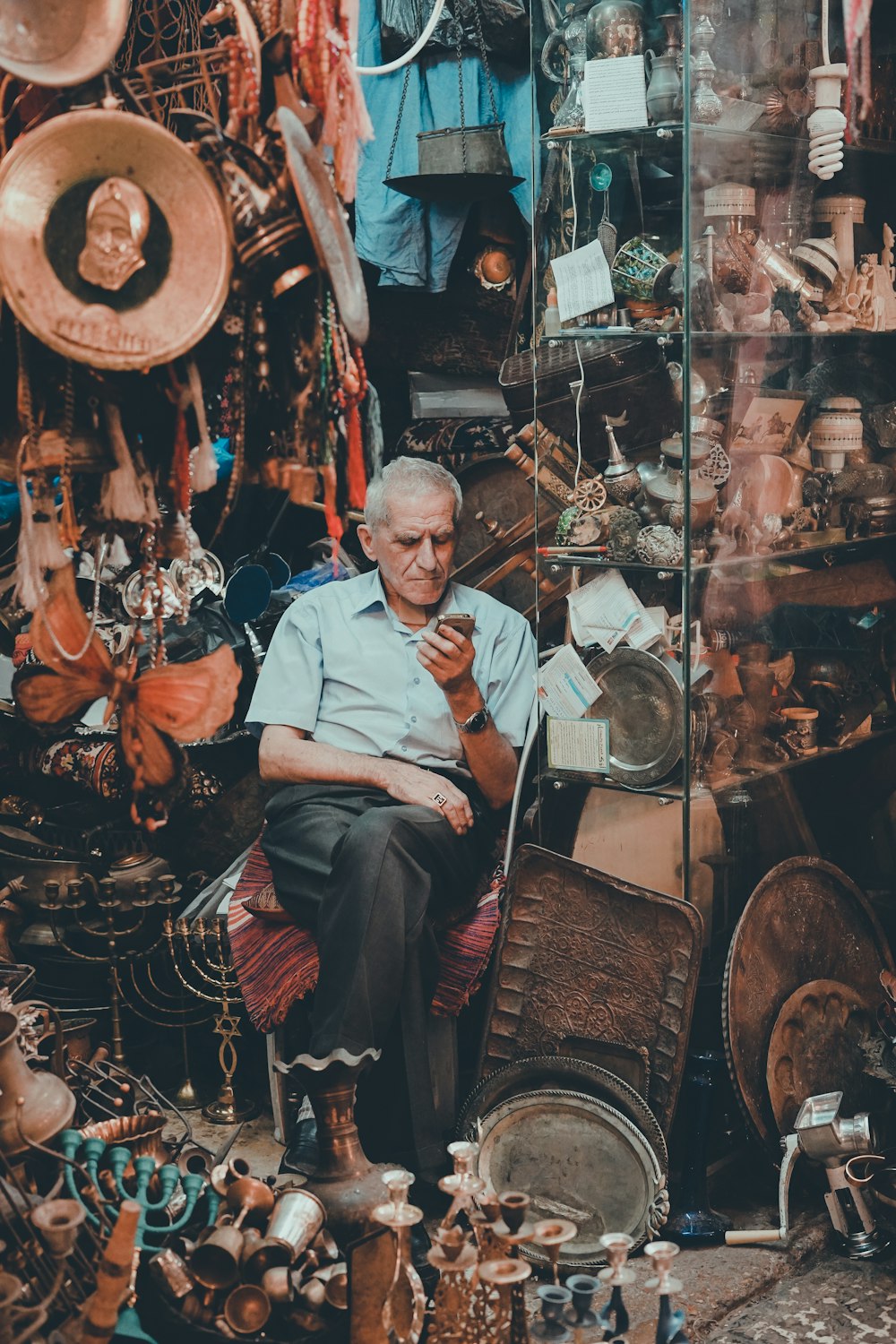 hombre sentado en la silla