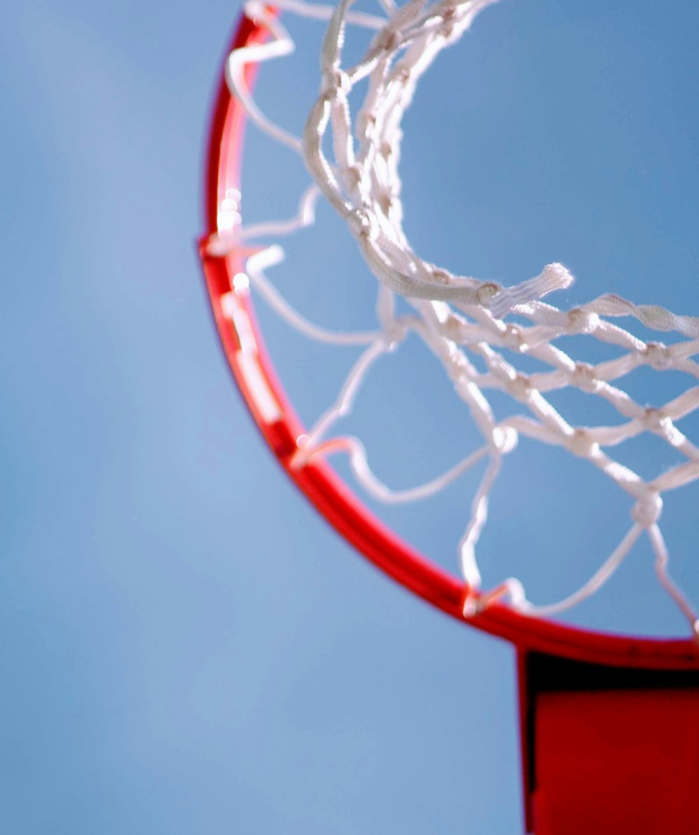Fotografia de foco raso de aro de basquete vermelho