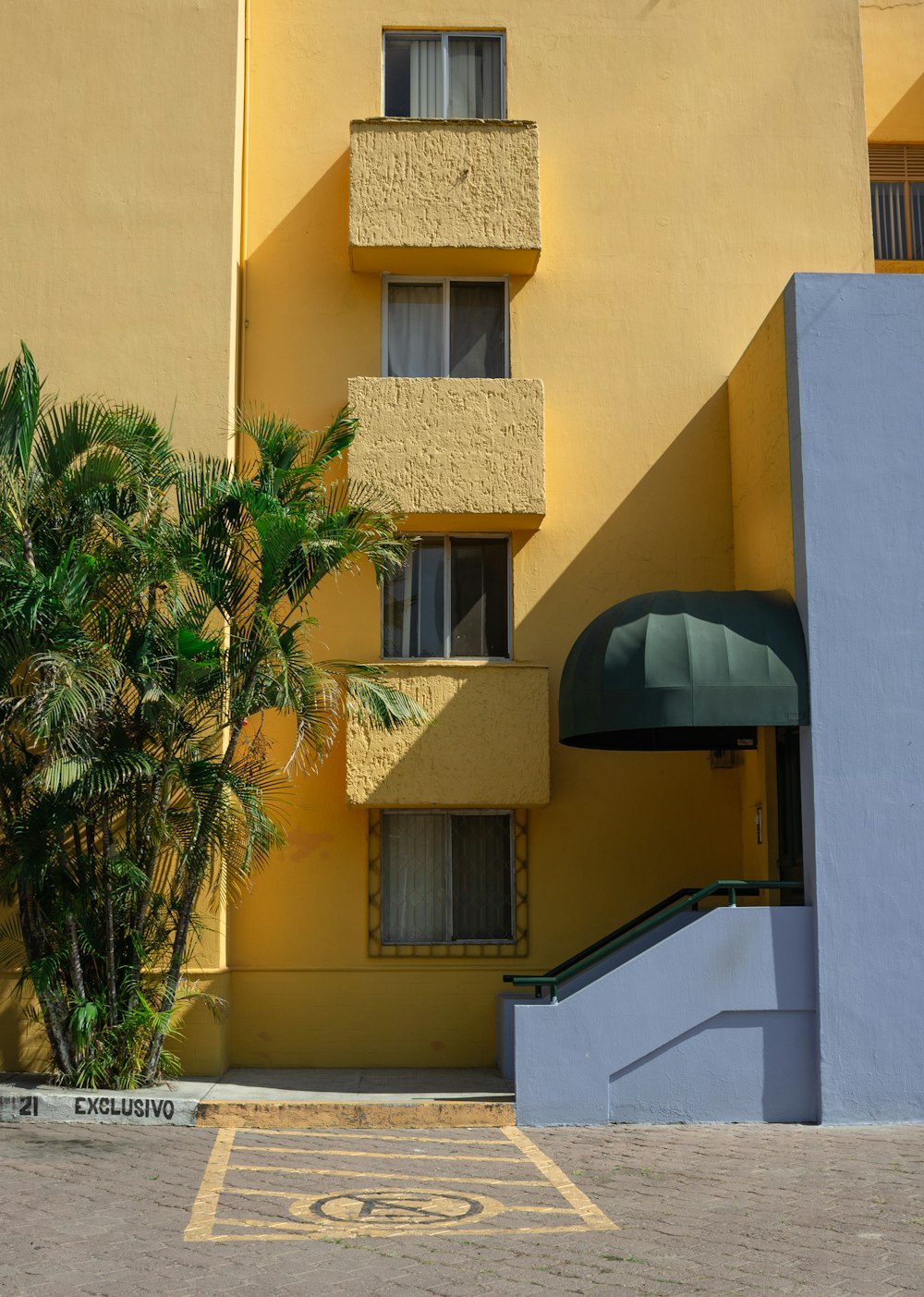 Edificio dipinto di giallo