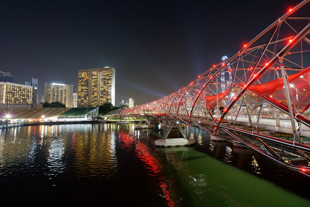 Puente de metal rojo por la noche