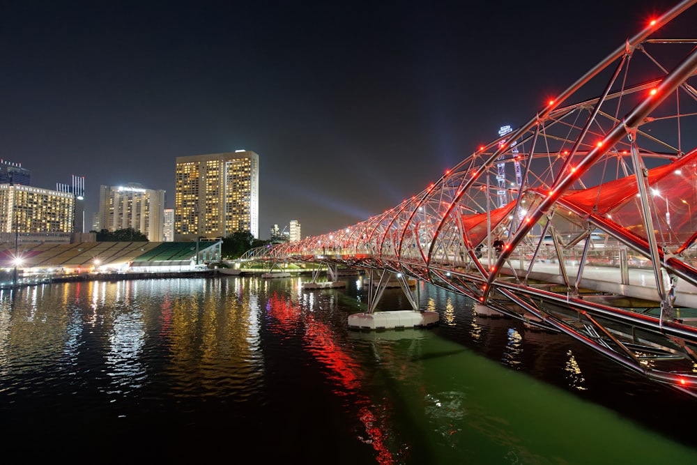 夜の赤い金属橋