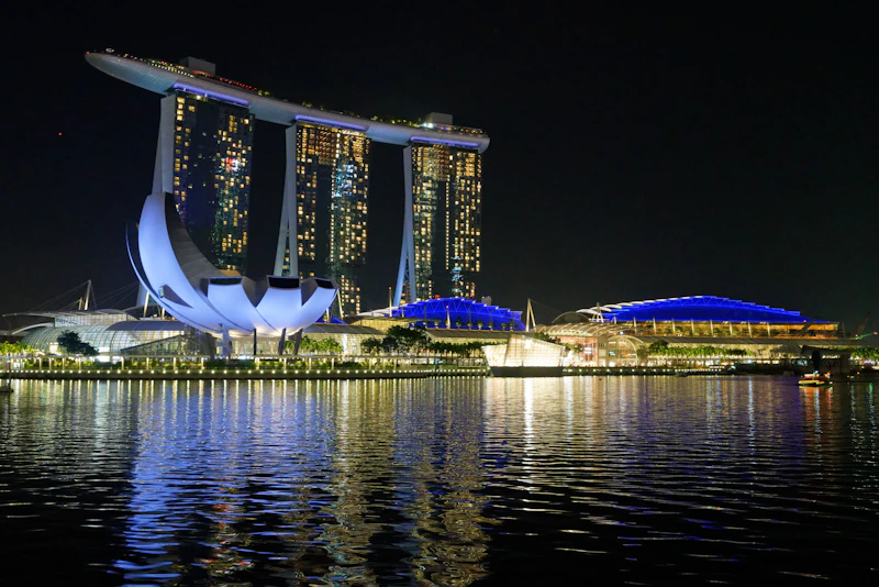 Marina Bay Sands de noche, reflejado en la bahía de Singapur