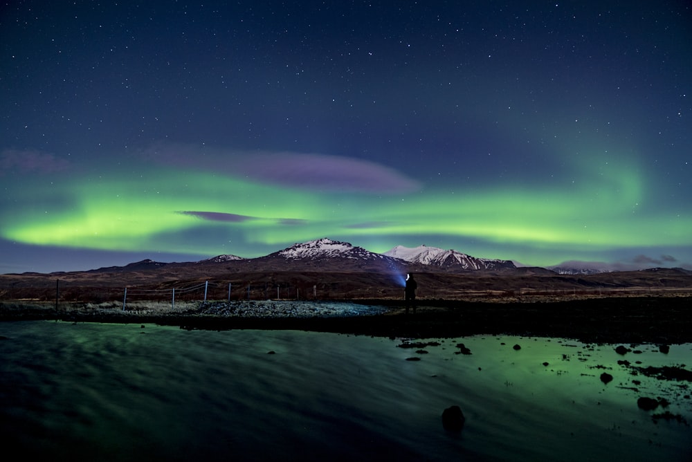 montagne de glacier avec la lumière d’Aurora