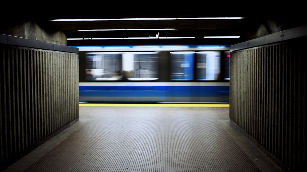 fotografia time lapse del treno