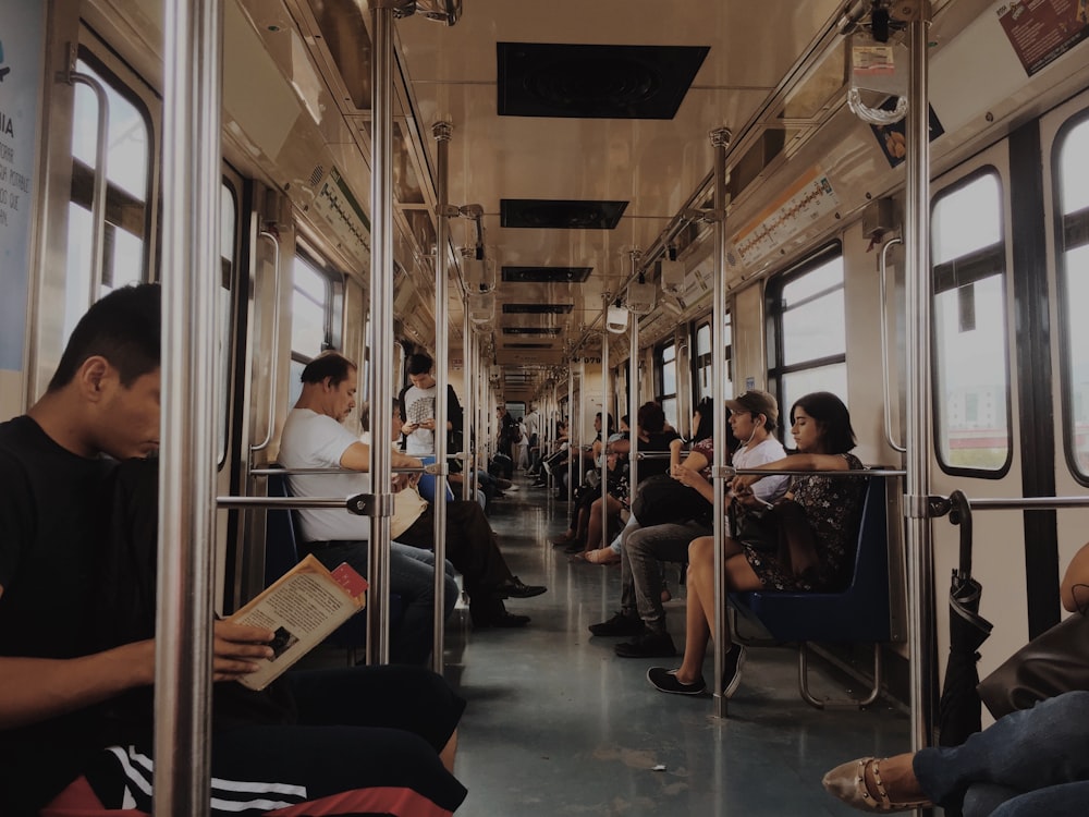 Personas sentadas dentro del tren