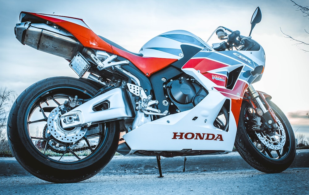 moto deportiva Honda blanca y naranja