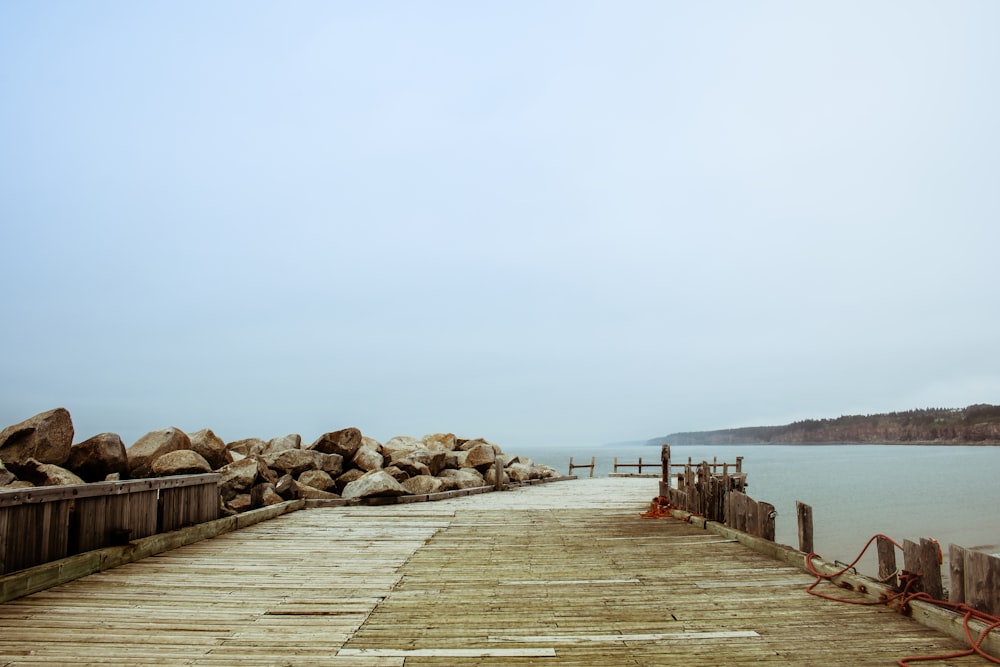 Muelle de madera marrón durante el día