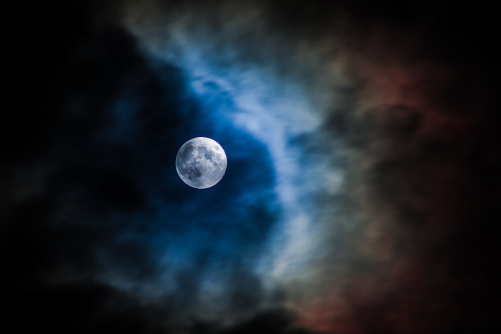Mond und Wolken
