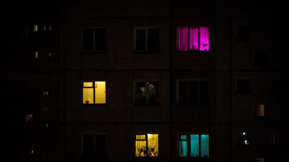 Foto zum Thema Gebäude mit eingeschalteter Beleuchtung während der Nacht –  Kostenloses Bild zu Wohnkultur auf Unsplash