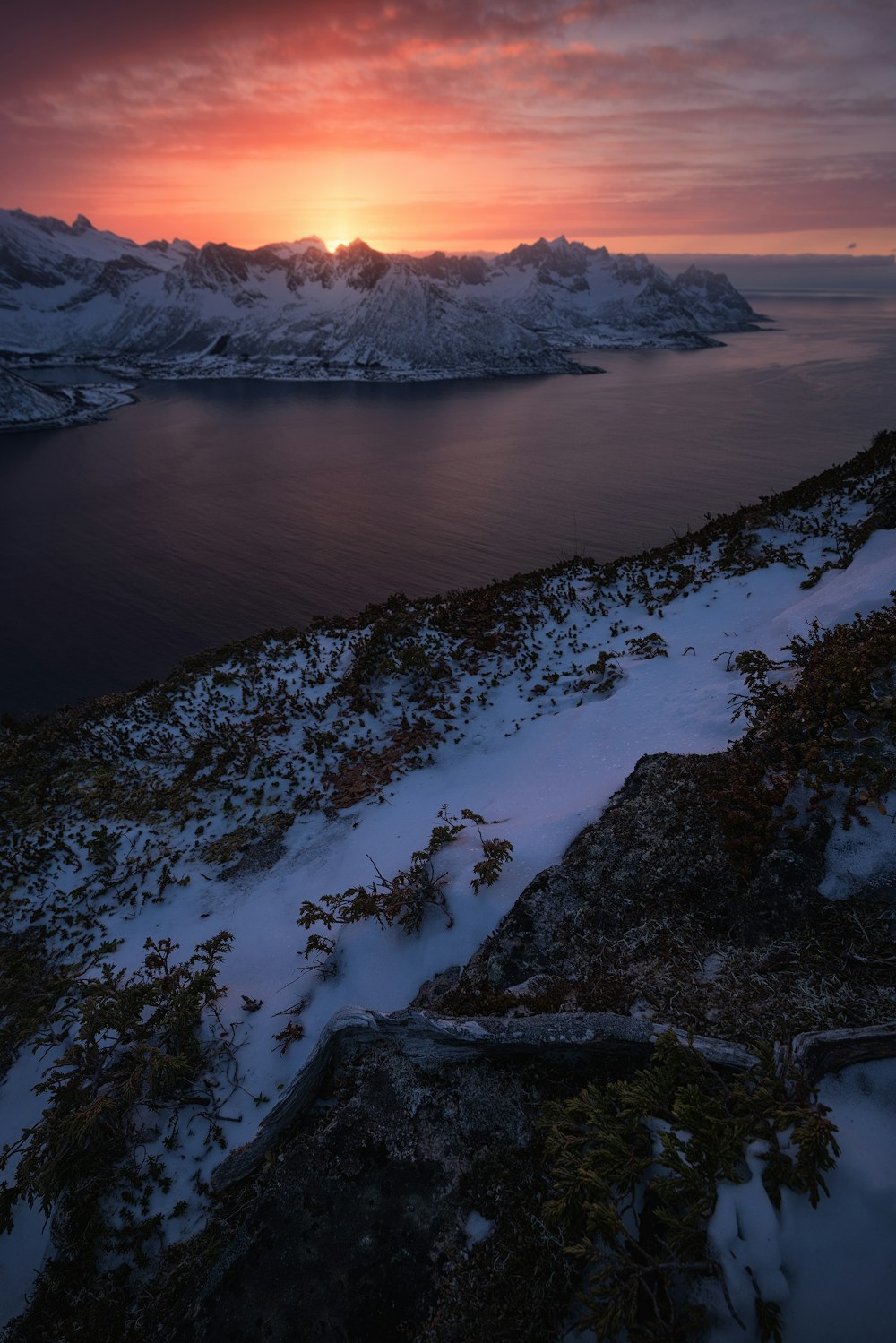 corpo de água durante o pôr do sol