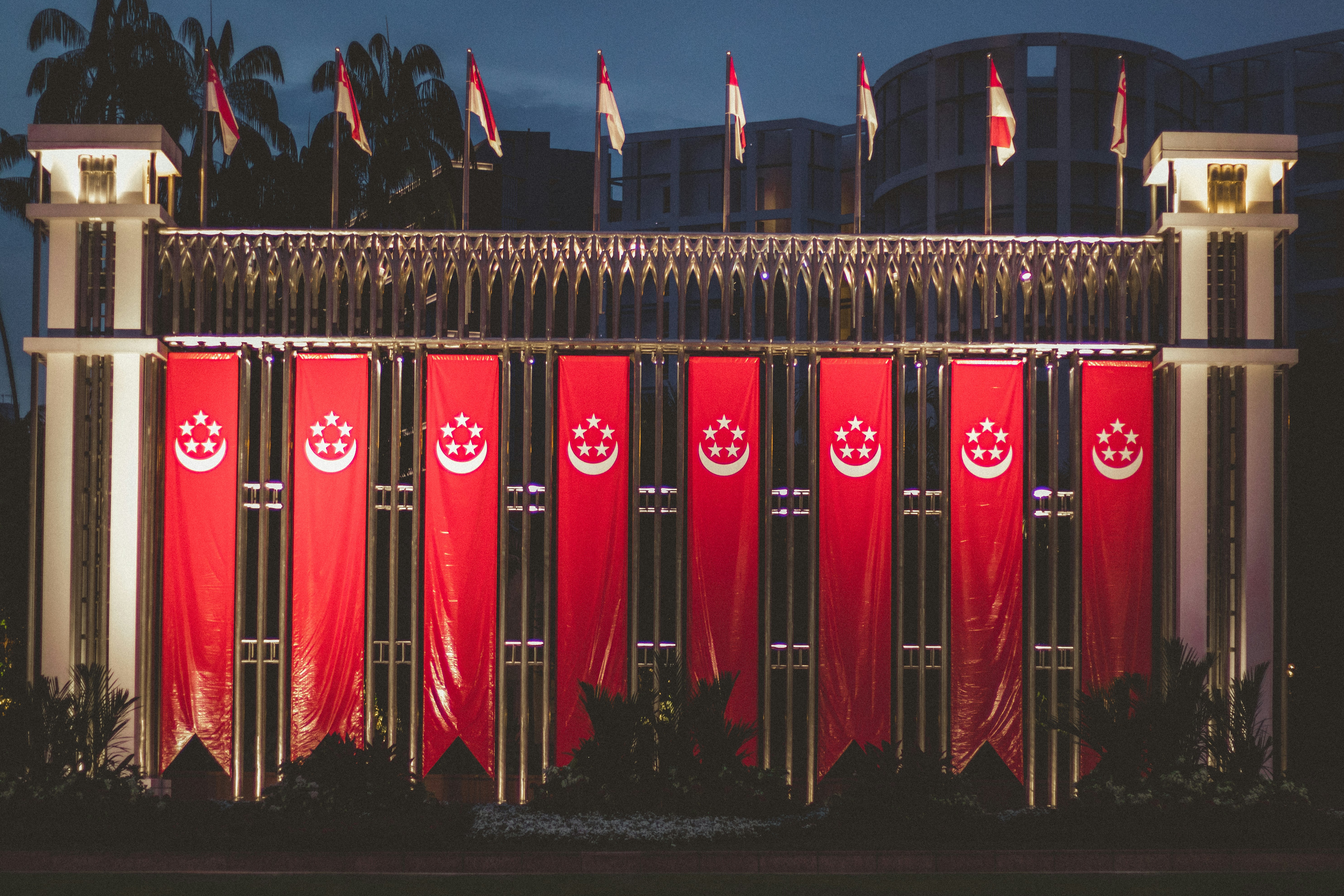 Флагшток мокап. Штаб квартира оон в сан франциско. Флаг лондона. Флагшток на крышу здания. Фото флага строительства и архитектуры.