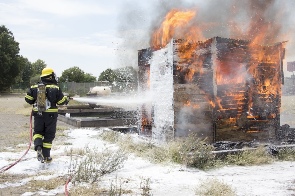 bombero sosteniendo la manguera