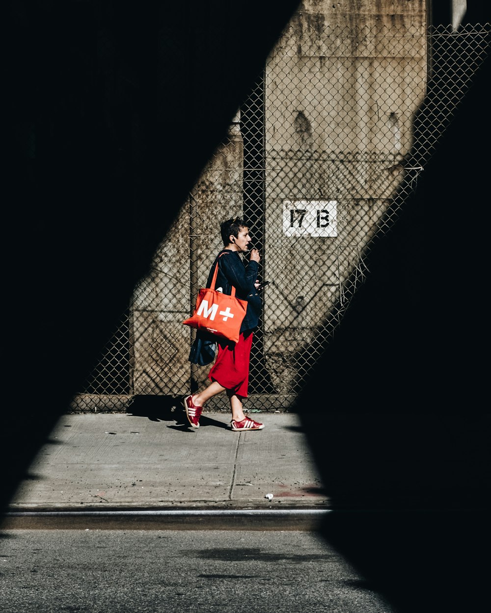 hombre caminando con bolsa de transporte