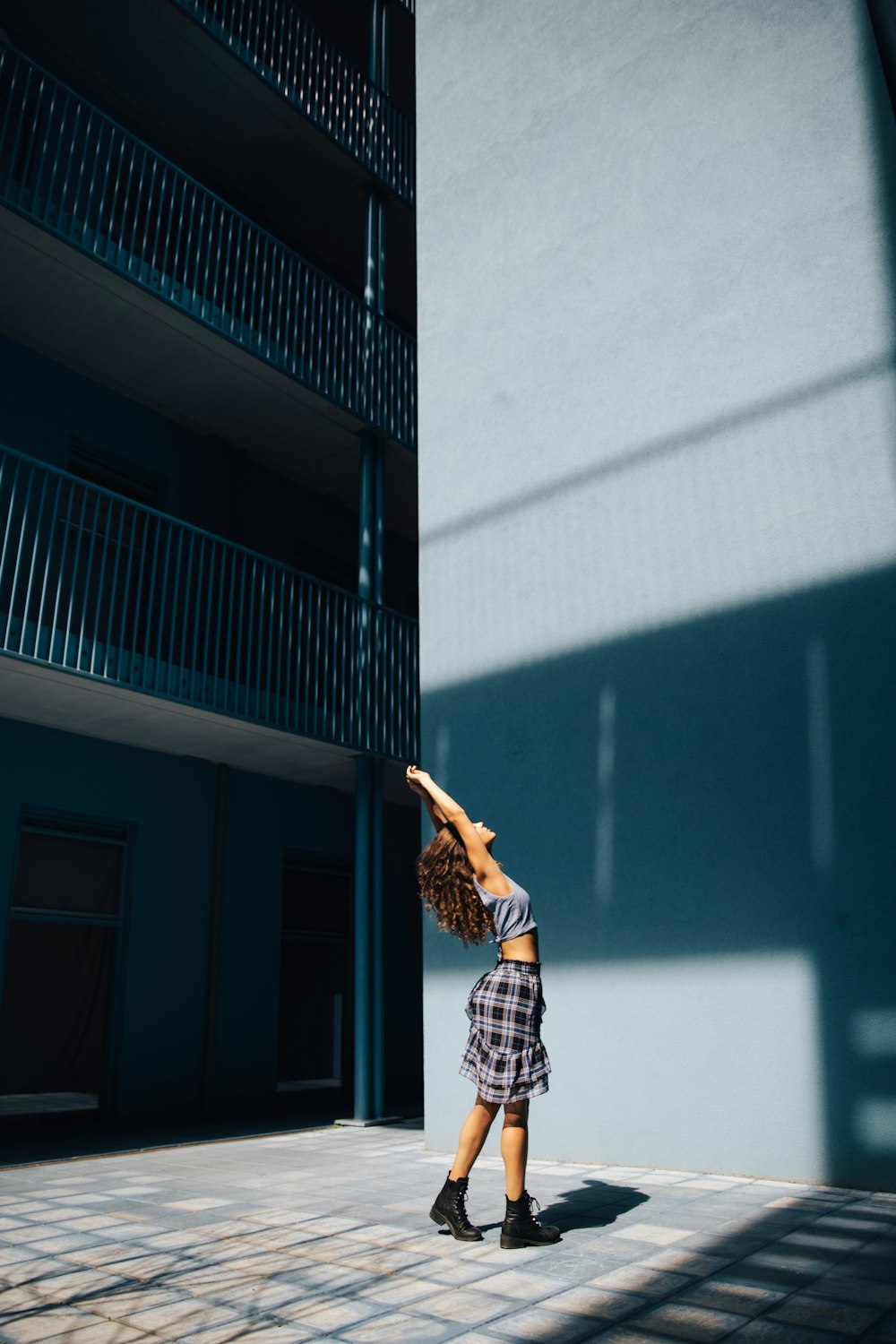 femme debout portant une jupe à carreaux noir et blanc