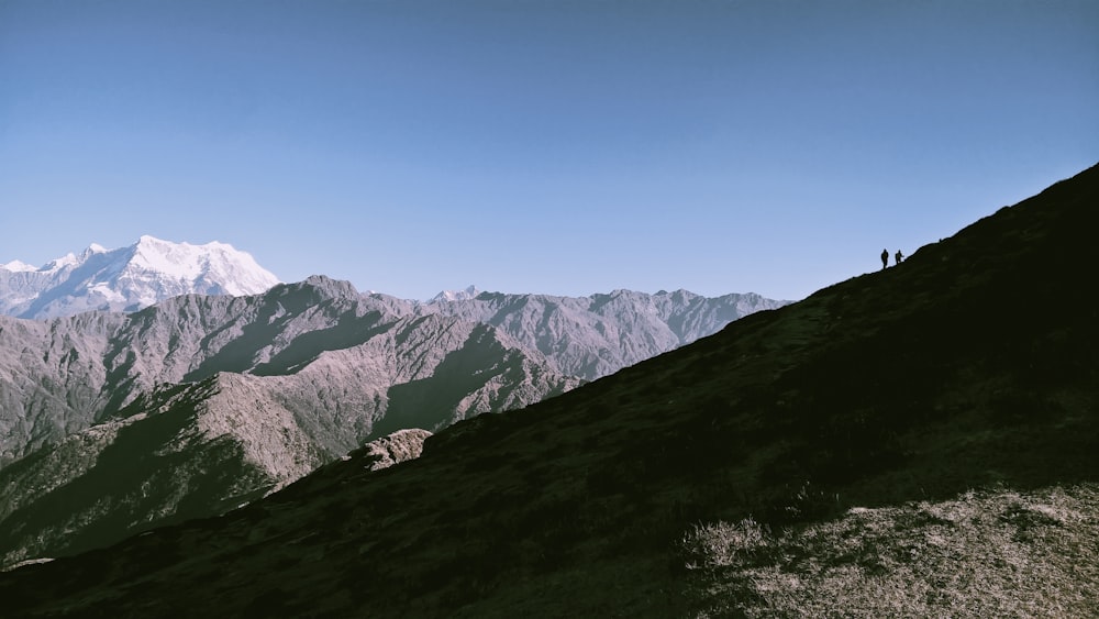 zwei Personen, die tagsüber im Berg stehen