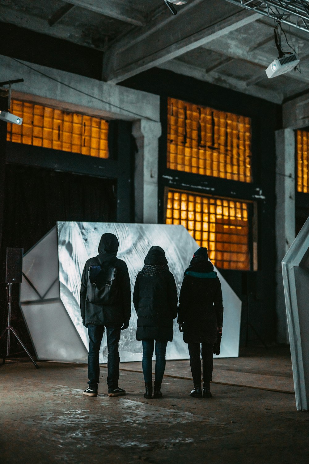 Tres personas con chaquetas