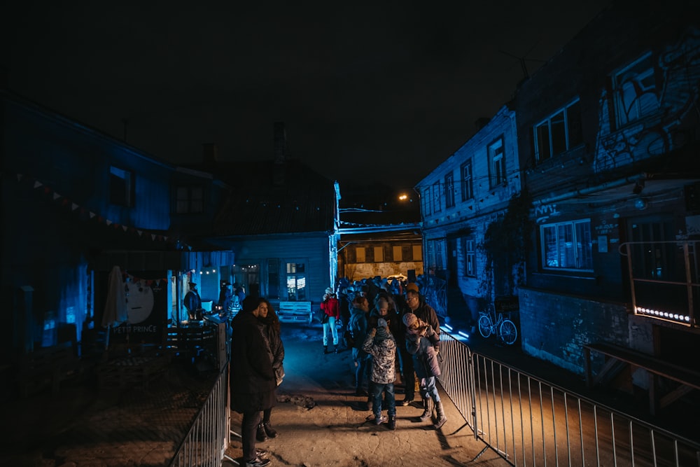 pessoas na estrada à noite