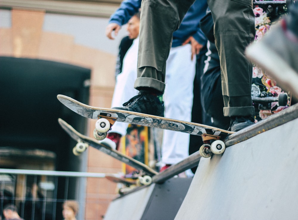 pessoa jogando skate