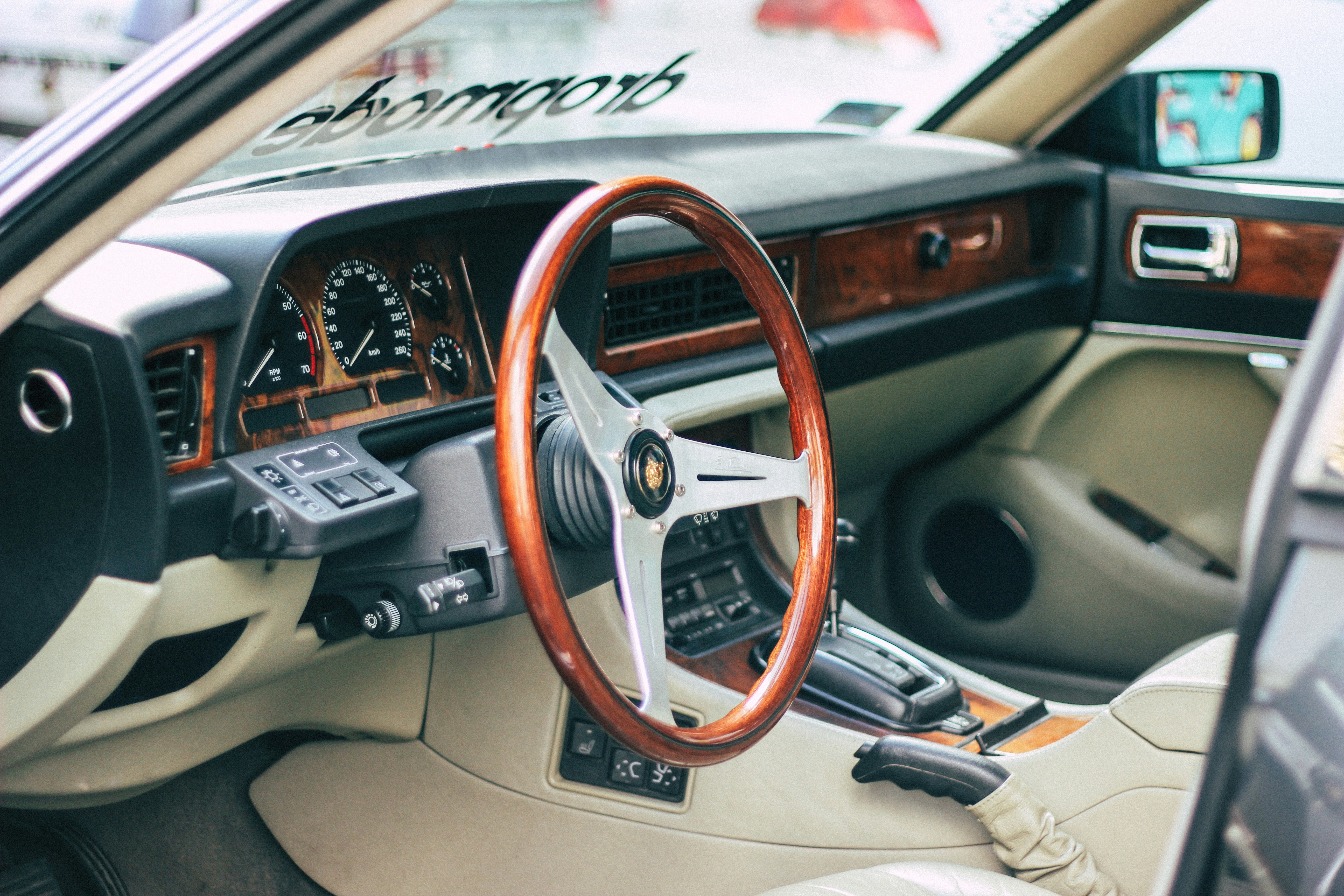 Intérieur d'une voiture. | Photo : Unsplash