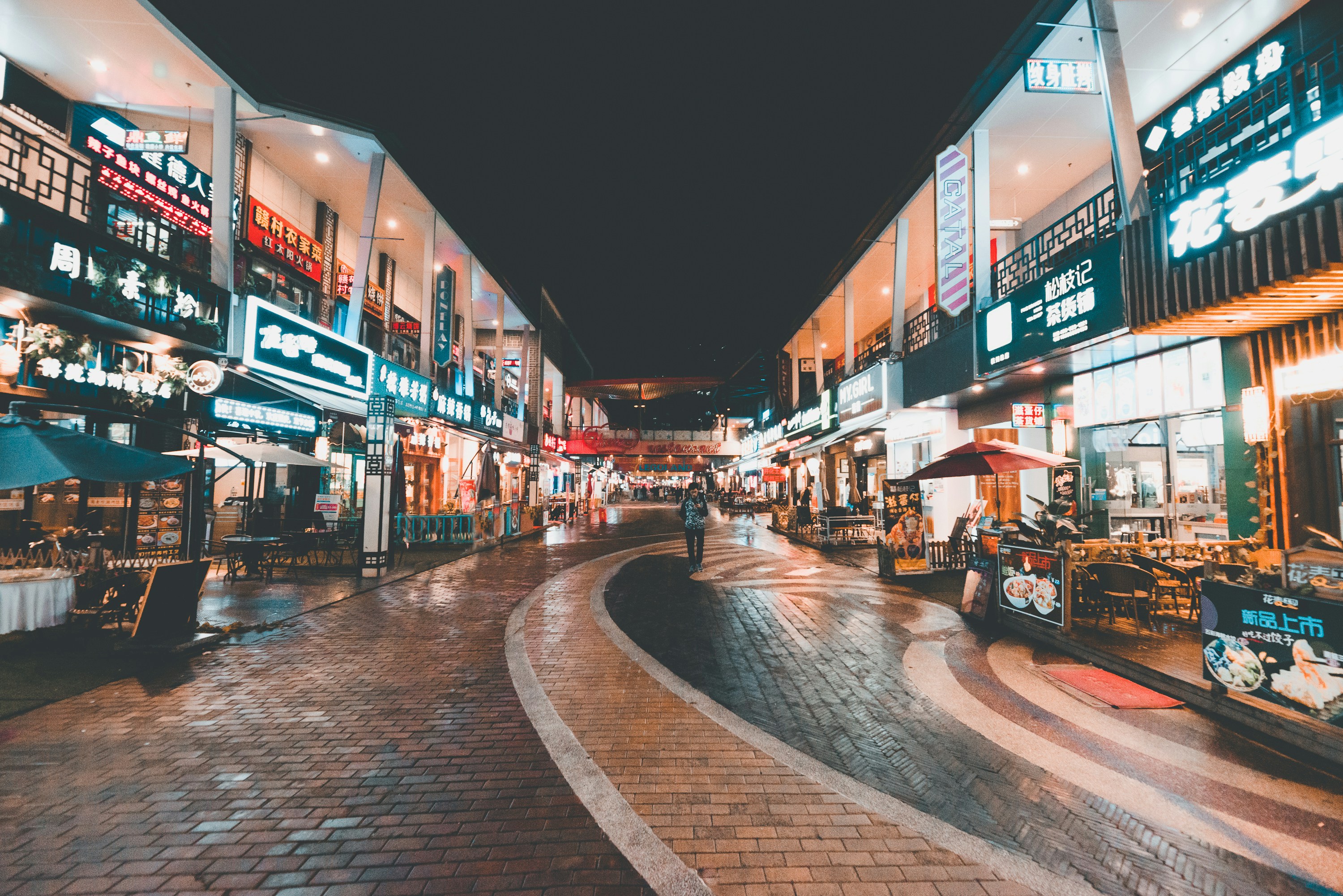 https://images.unsplash.com/photo-1542728641-4d599ec9be86?ixid=M3w2MjYzNjJ8MHwxfHNlYXJjaHwyfHxidXNpbmVzc2VzfGVufDB8MHx8fDE3NTMyMjcwMDZ8MA&ixlib=rb-4.1.0