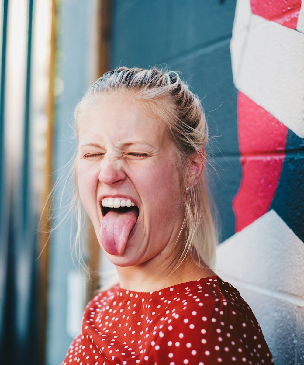 Mujer mostrando la lengua