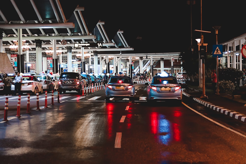 Coches en la carretera cerca de la estación durante la noche