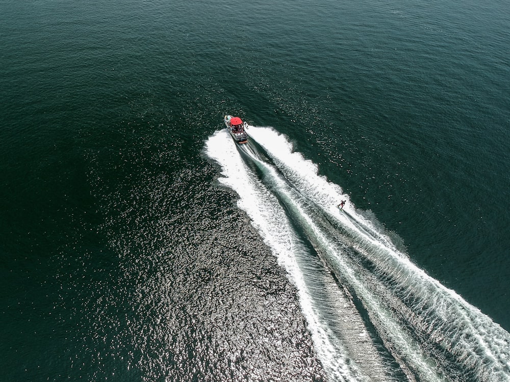 Luftaufnahme eines Schnellboots auf einem Gewässer