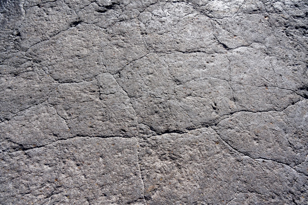 Un primer plano de una superficie de roca con pequeñas grietas
