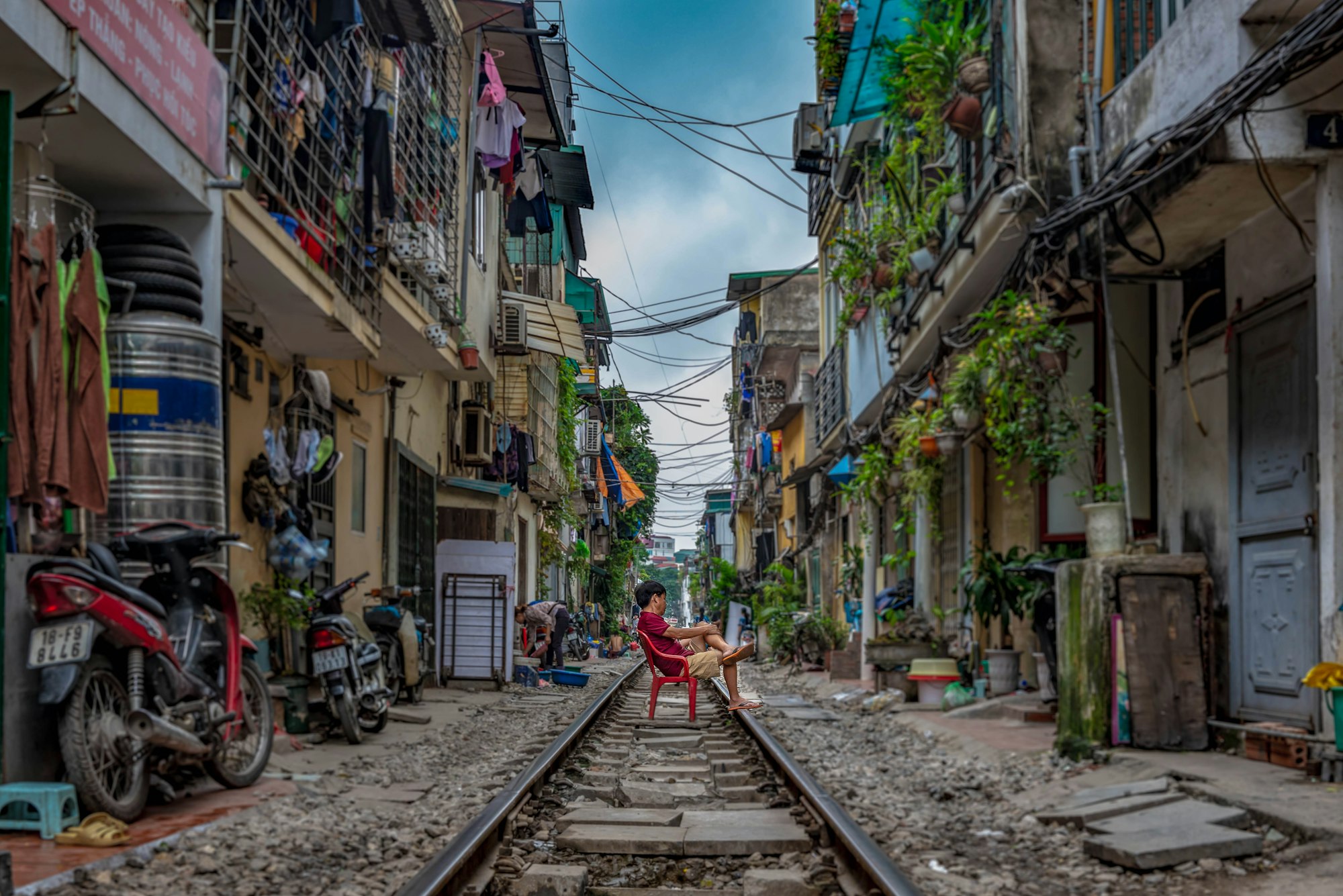 The narrow residential alley in the Old Quarter of Hanoi through which the Hanoi Street train runs terrifyingly close to the houses. This guy… #likeaboss