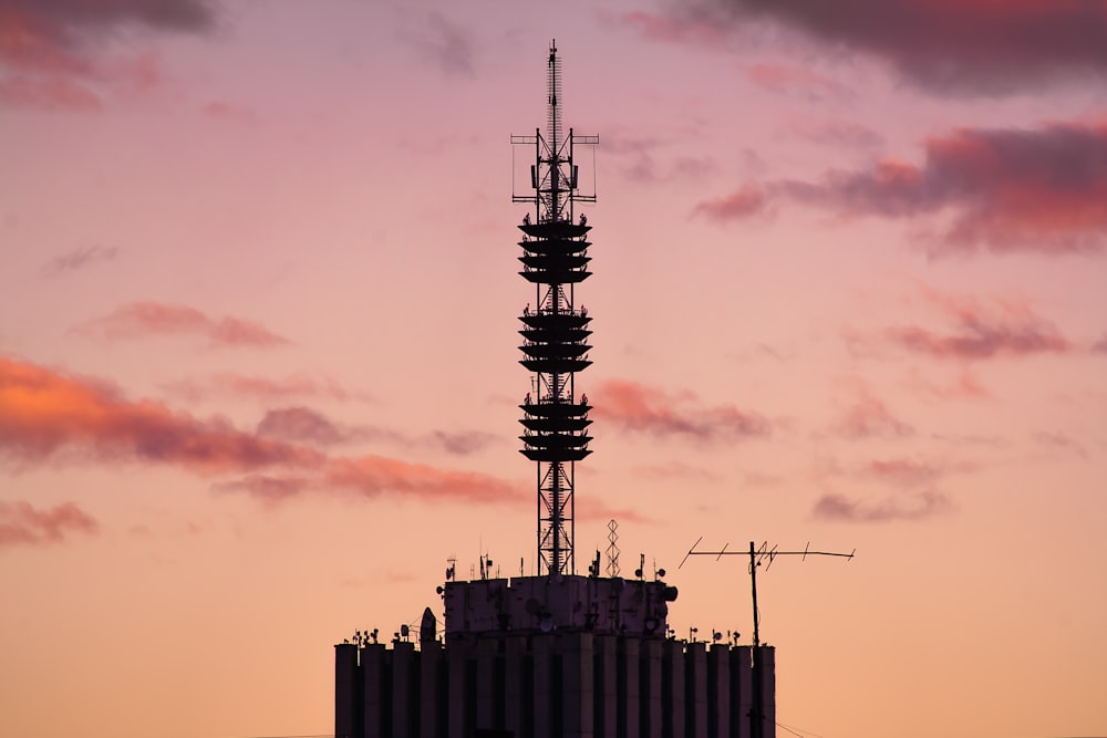 Torre de transmisión durante la hora dorada