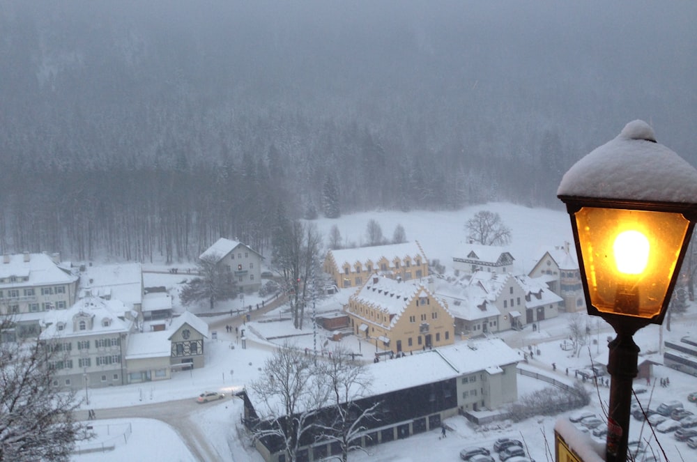 schwarzes Pfostenlicht mit Schnee bedeckt Einschalten