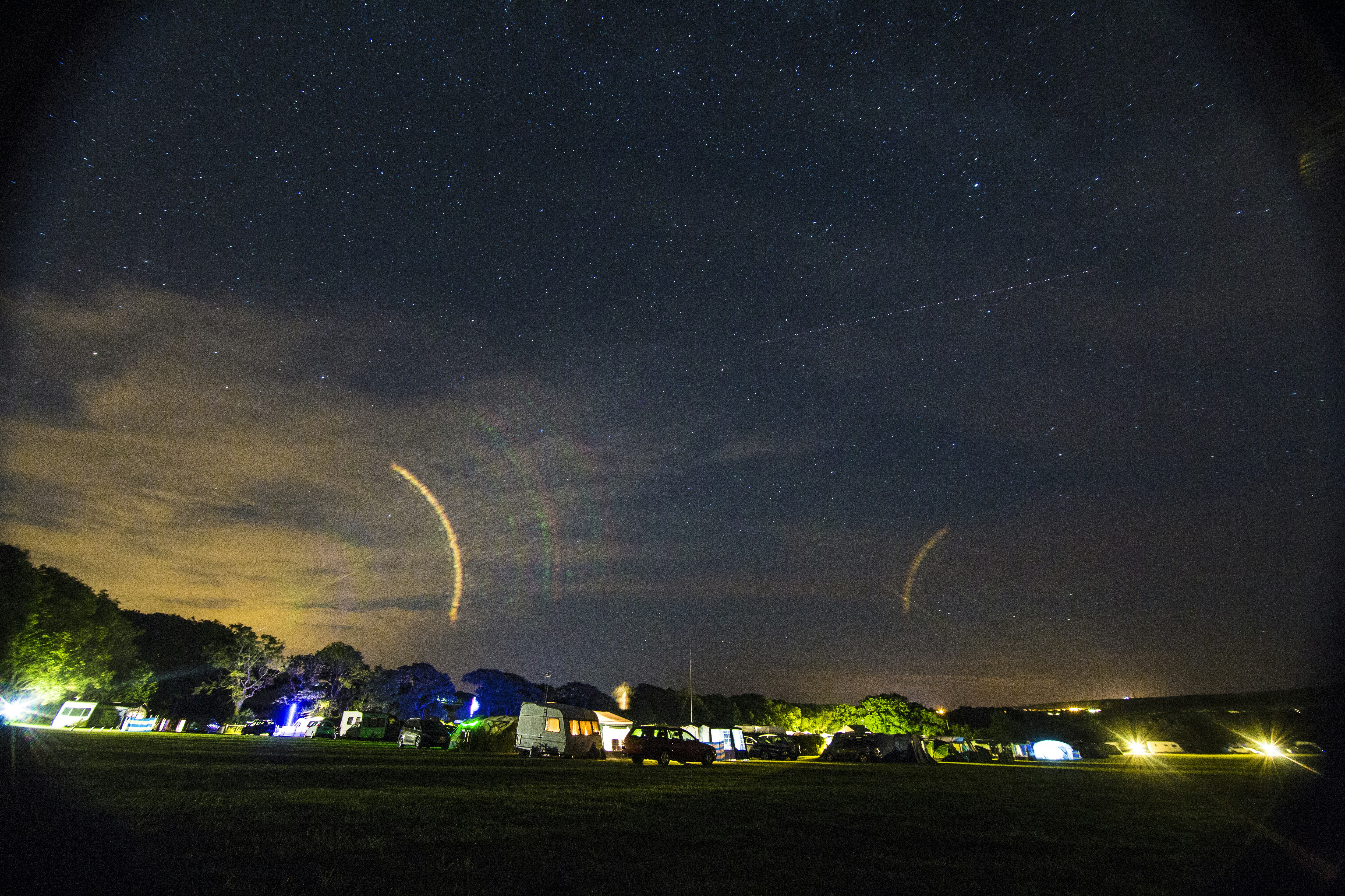 a night sky filled with lots of stars, 