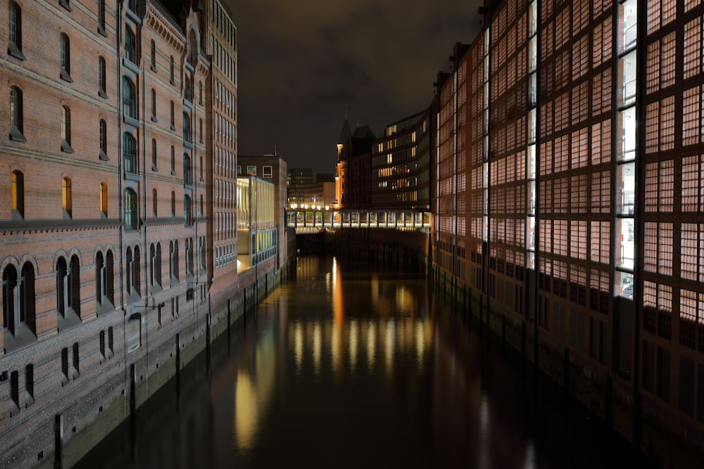 Vue des bâtiments la nuit