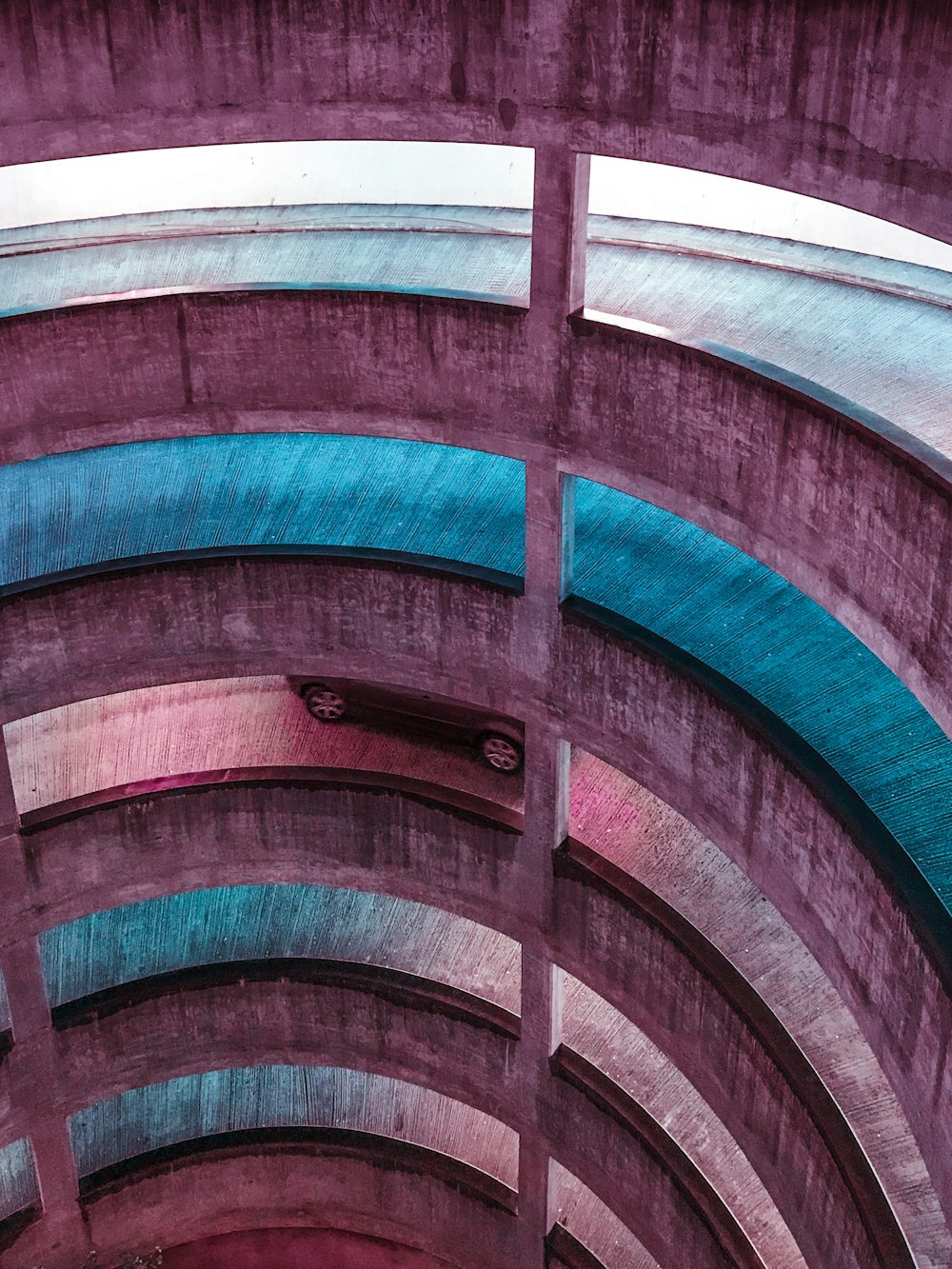 estrada espiral de concreto cinza