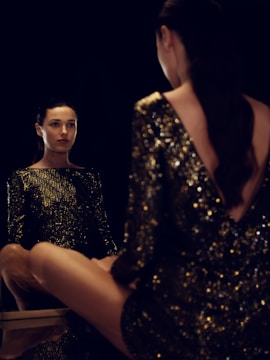 woman facing on he mirror