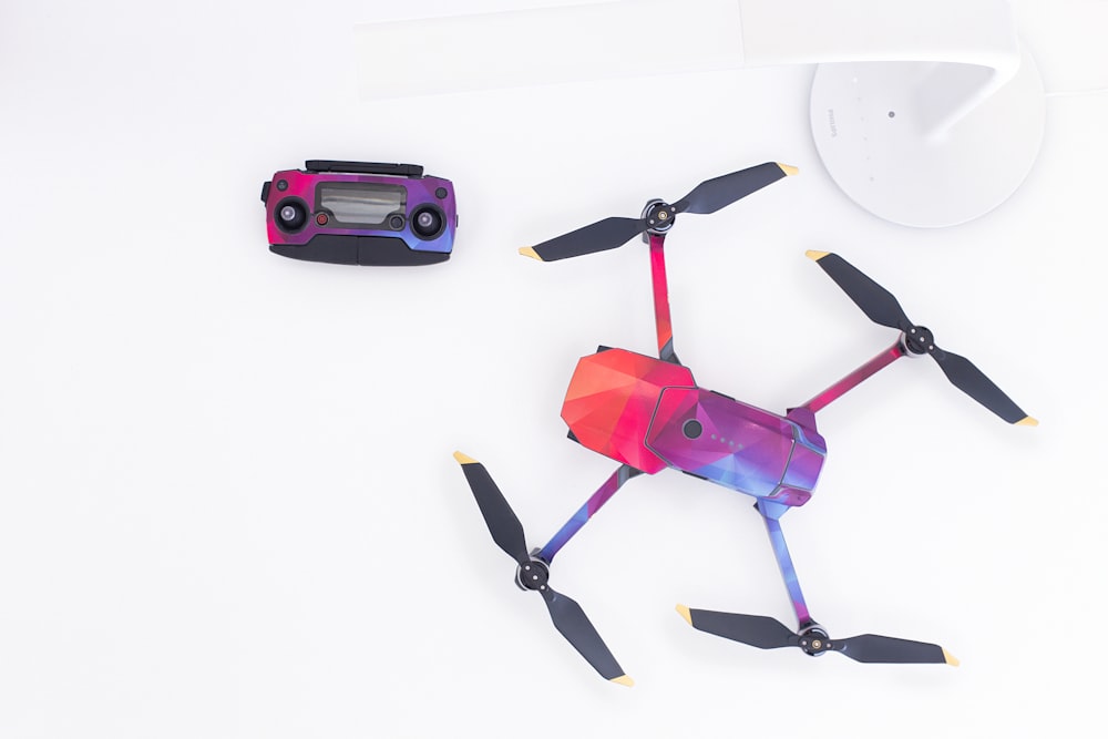 Drone de streaming rosa e roxo