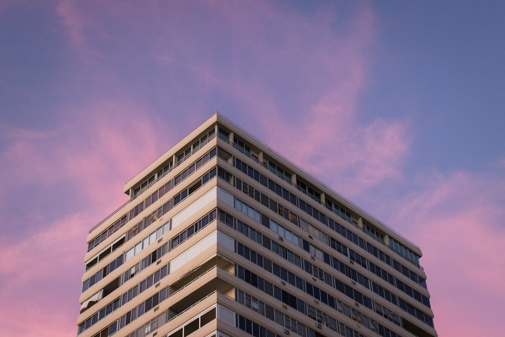 Fotografía de ángulo bajo de un edificio de gran altura