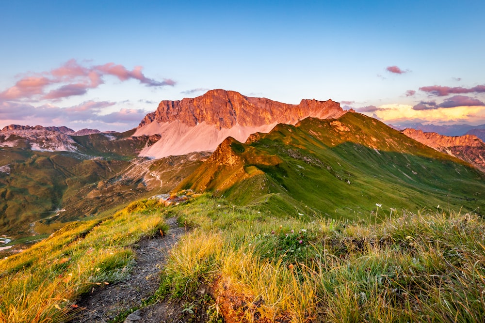 Fotografía de paisaje de montaña verde y marrón