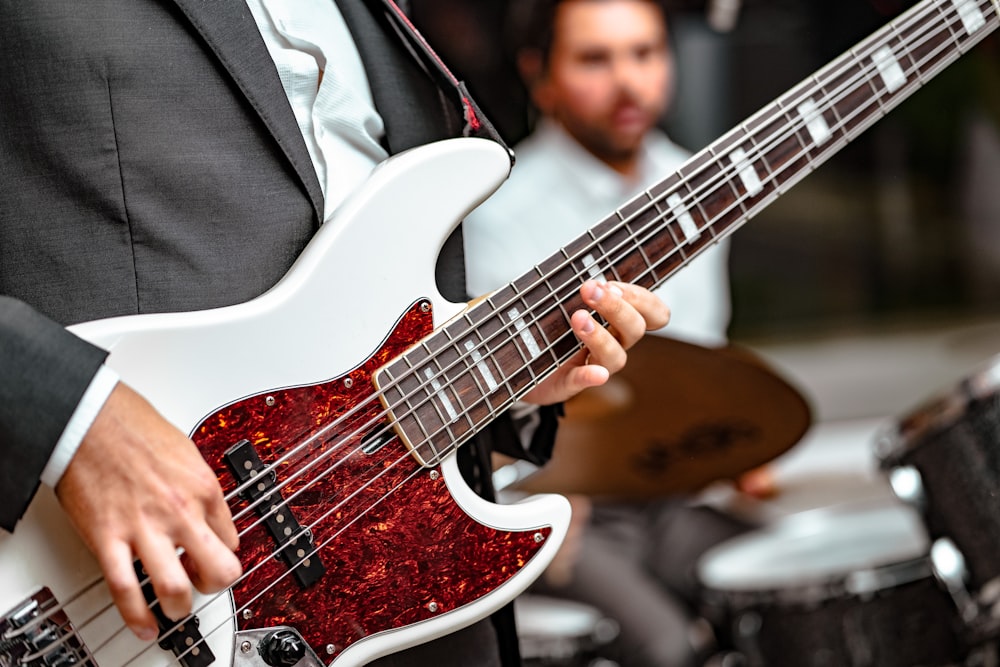 homme jouant de la guitare basse à 5 cordes