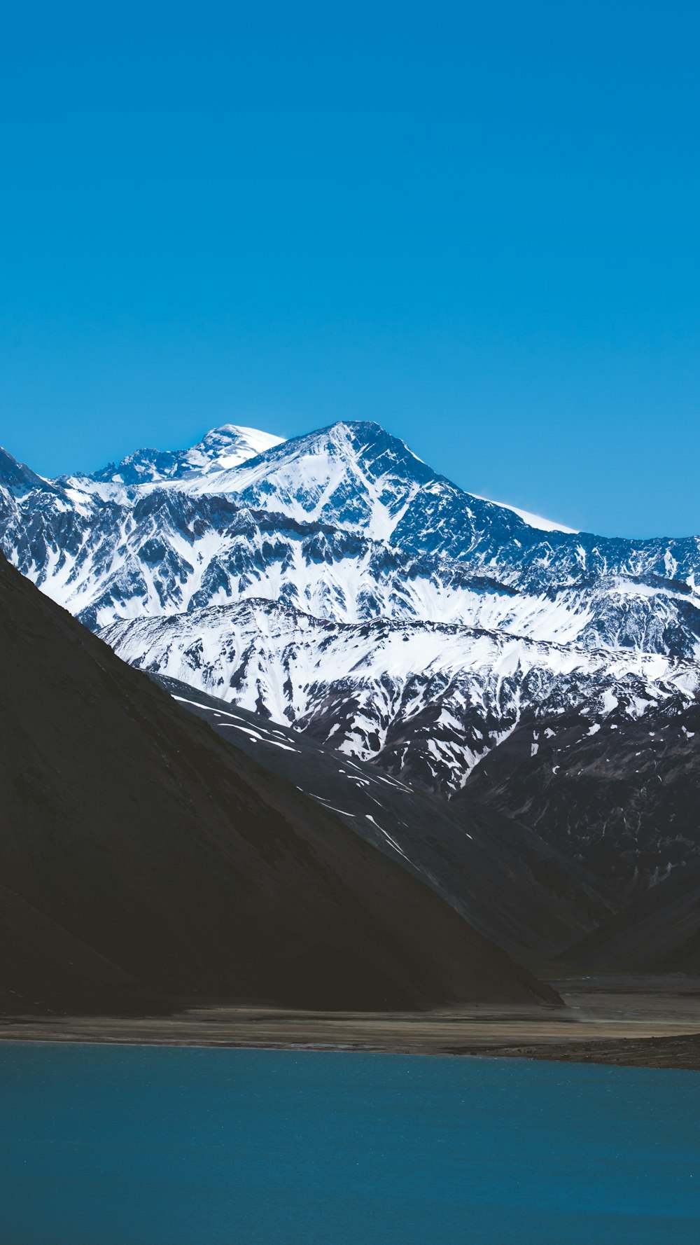 Schneebedeckter Berg unter blauem Himmel