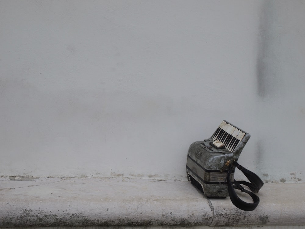 harmonium gris sur surface blanche