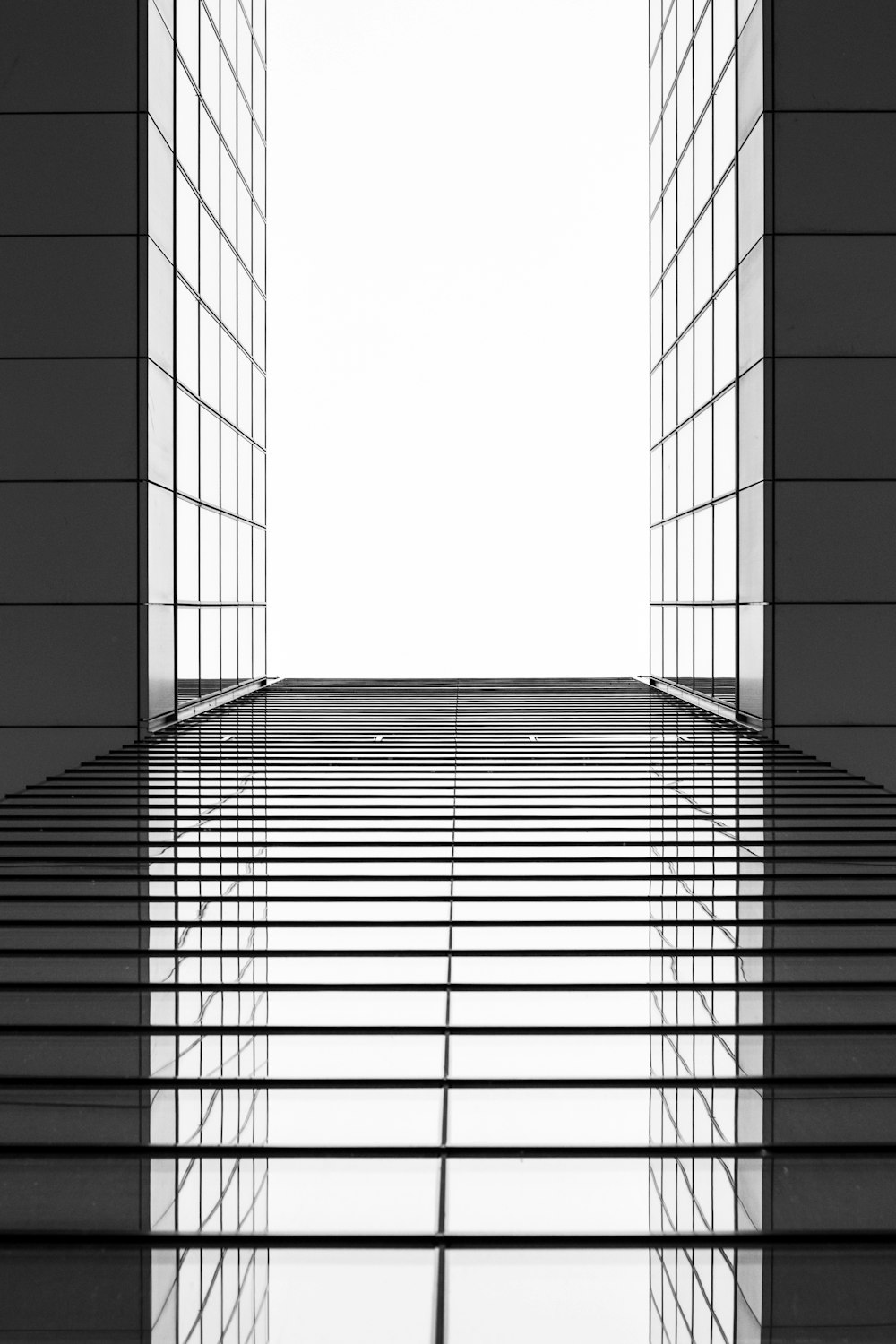 miroir de bâtiment gris et noir